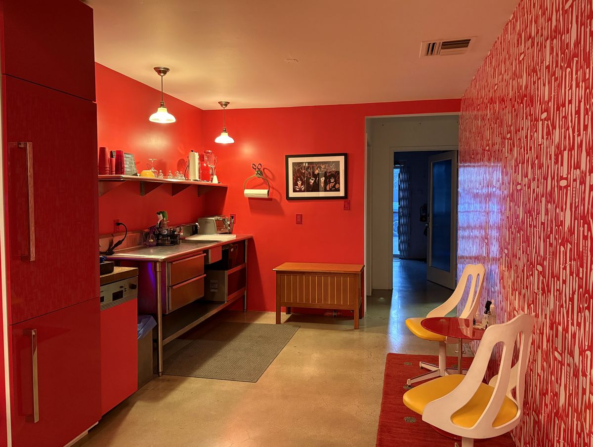 Kitchen and lounge area